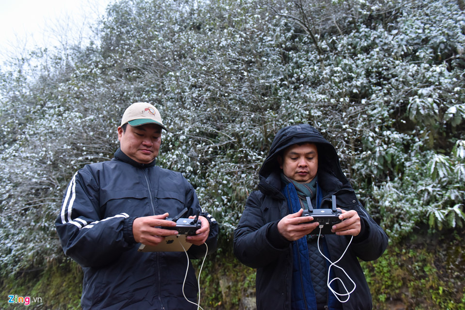 Du khách băng rừng săn tuyết Sa Pa